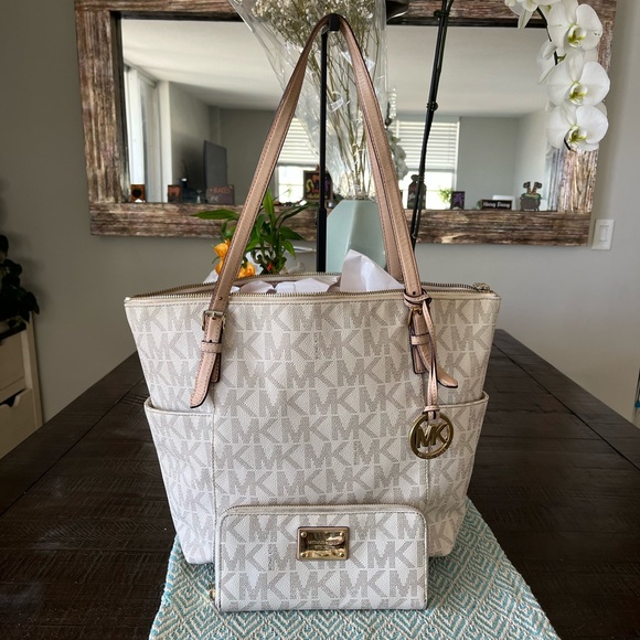 Michael Kors Signature Tote & Wallet Set(White) w/Gold Hardware - Picture 8 of 11